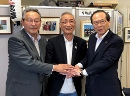 左から福島教育長、星槎グループ宮澤会長、荻原市長で記念撮影