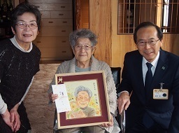 新藤チヨ様100歳祝い品贈呈記念撮影