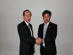 エスポラーダ北海道小野寺監督と市長が握手をする様子
