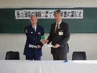 芦別市長と芦別警察署長が握手をしている写真