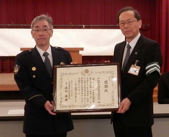 北海道警察本部交通部長から感謝状を市長に手渡す