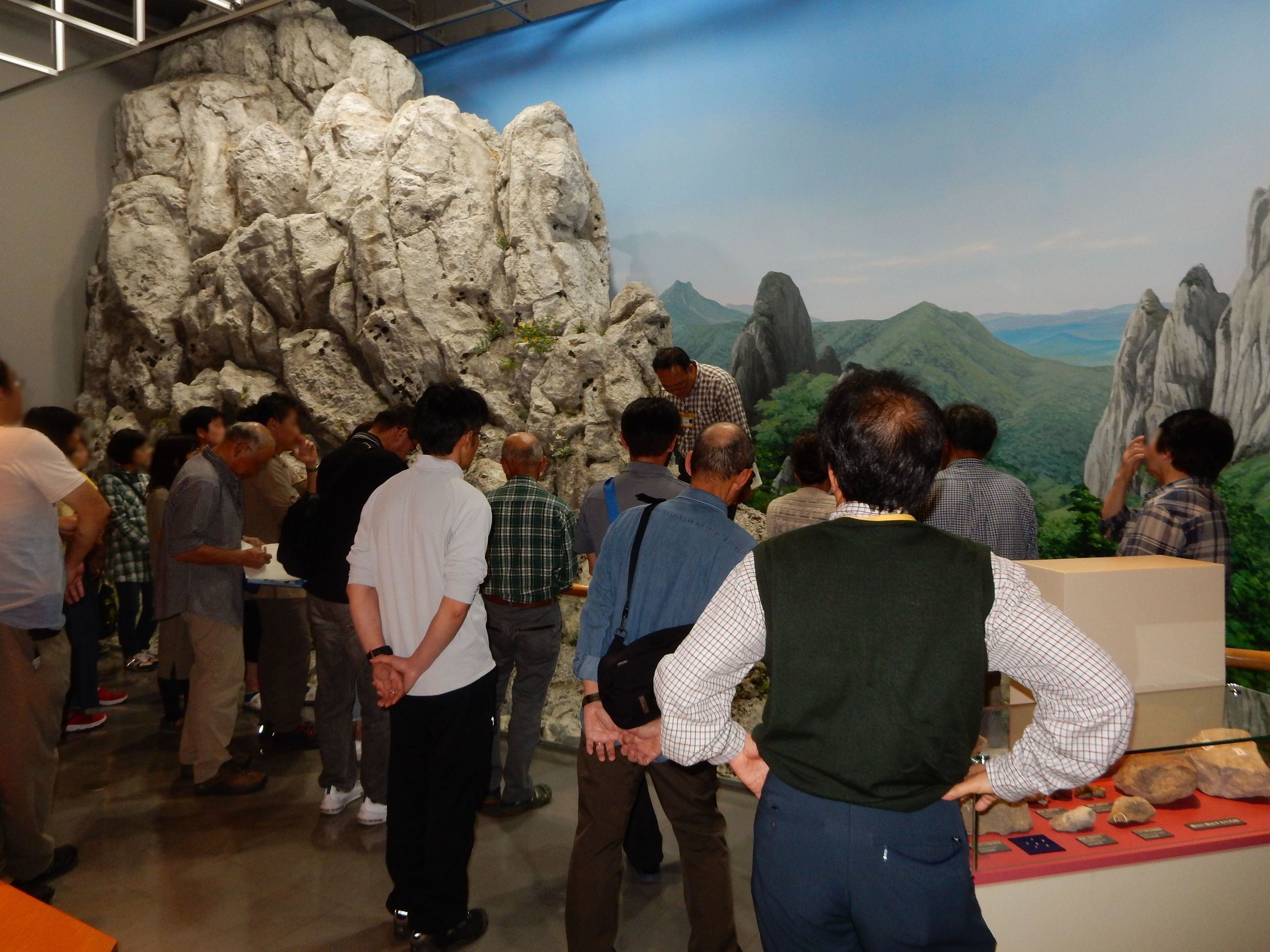 百年記念館の崕山のジオラマを見学するモニター参加者