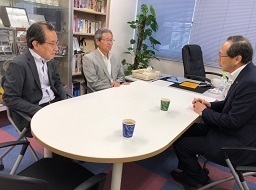左からプロ野球OBクラブ下田事務局長、八木澤理事長、荻原市長で椅子に座りながら意見交換している