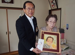 櫻井君子様100歳祝い品贈呈写真