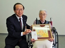 鈴木キミ様100歳祝い品贈呈