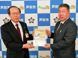 中村郵便局長からアマビエオリジナルフレーム切手を受け取る荻原市長