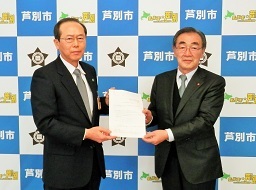 坂田観光協会会長から各種要望書を手交される市長